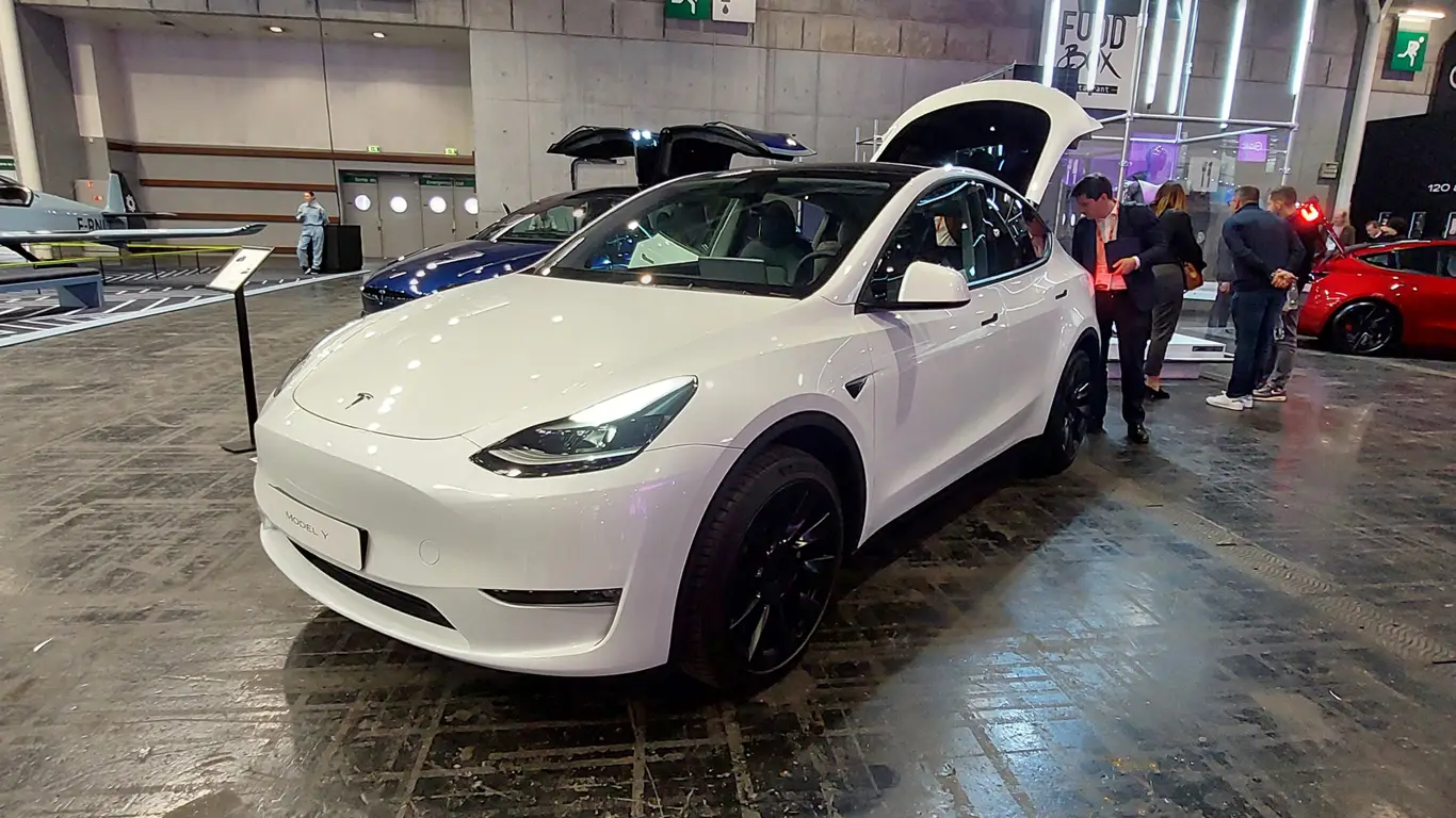 Tesla Model Y в Париже